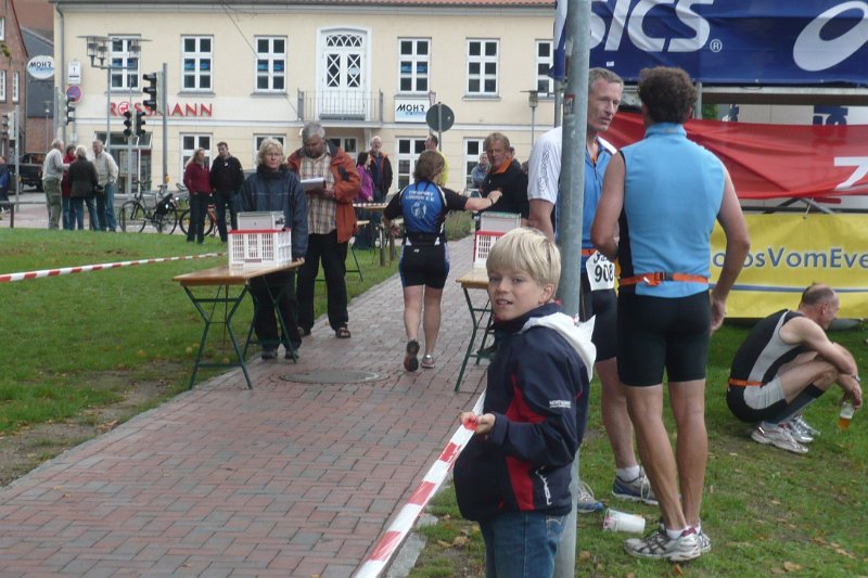043 Hier warten...
